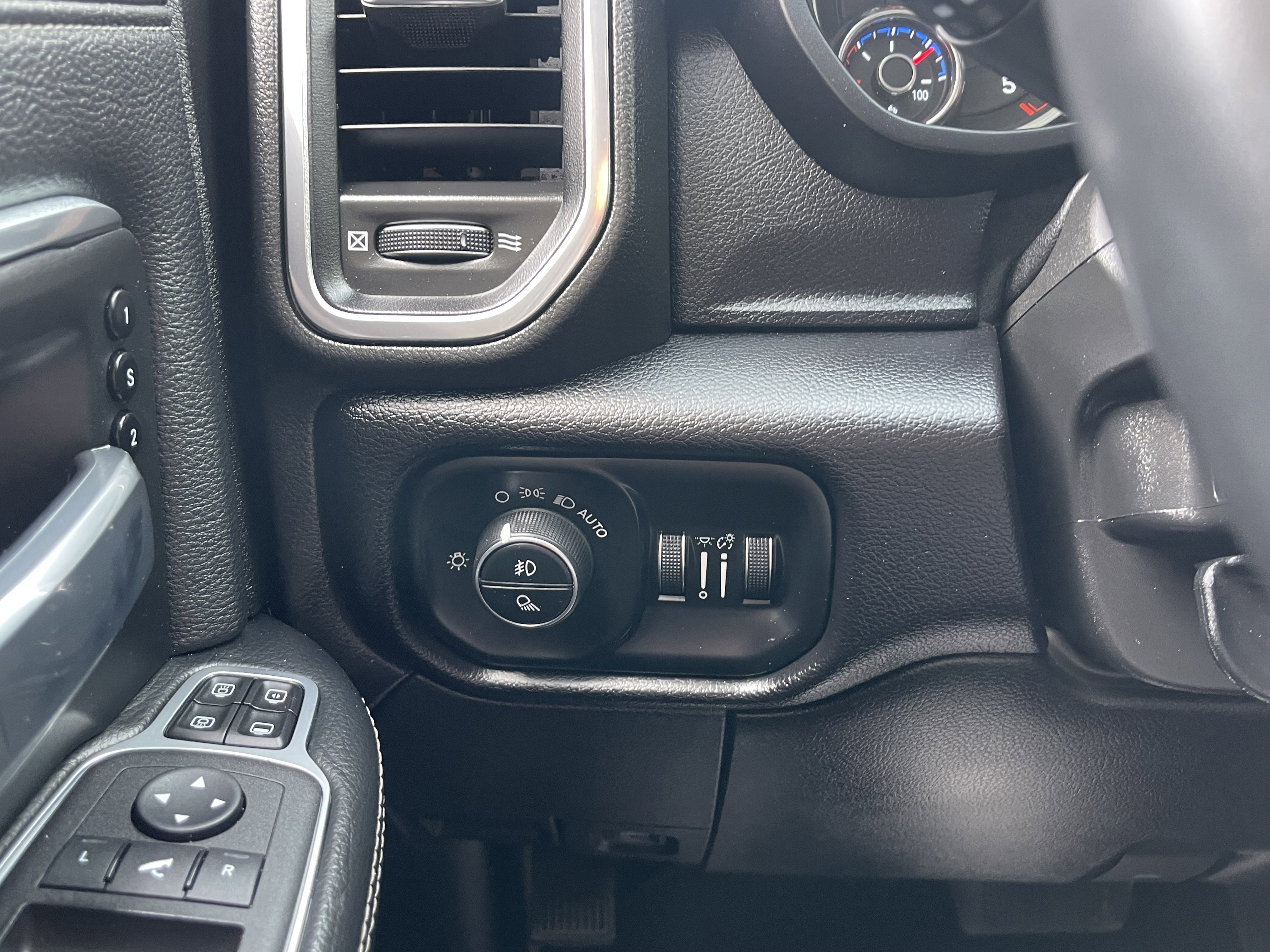 Used 2024 RAM 2500 Laramie AWD/4WD image 40