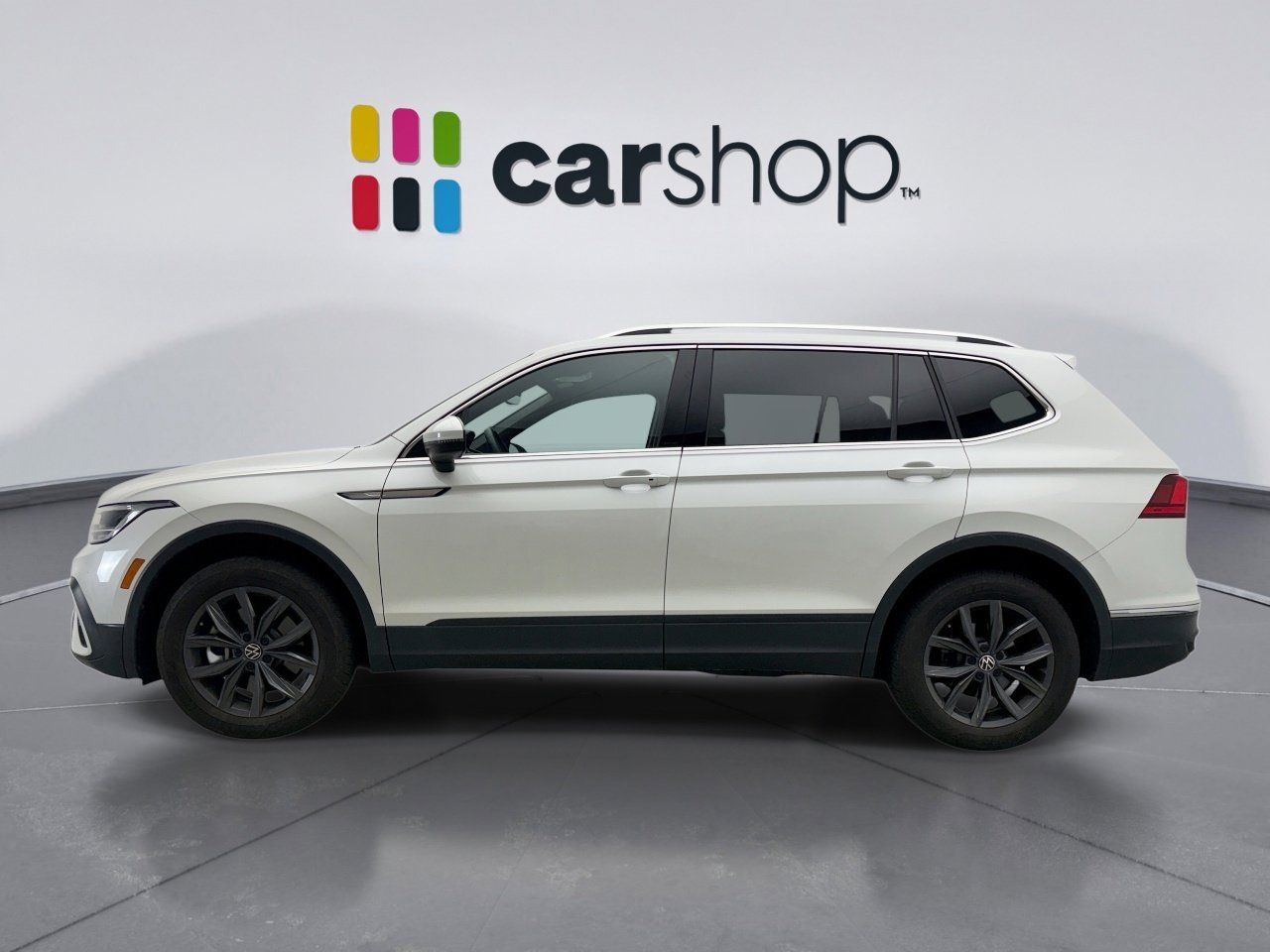 Used 2023 Volkswagen Tiguan SE image 2