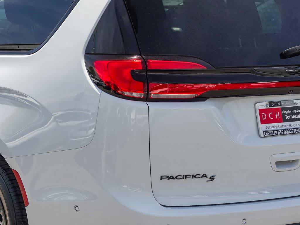 Used 2024 Chrysler Pacifica Premium FWD image 7