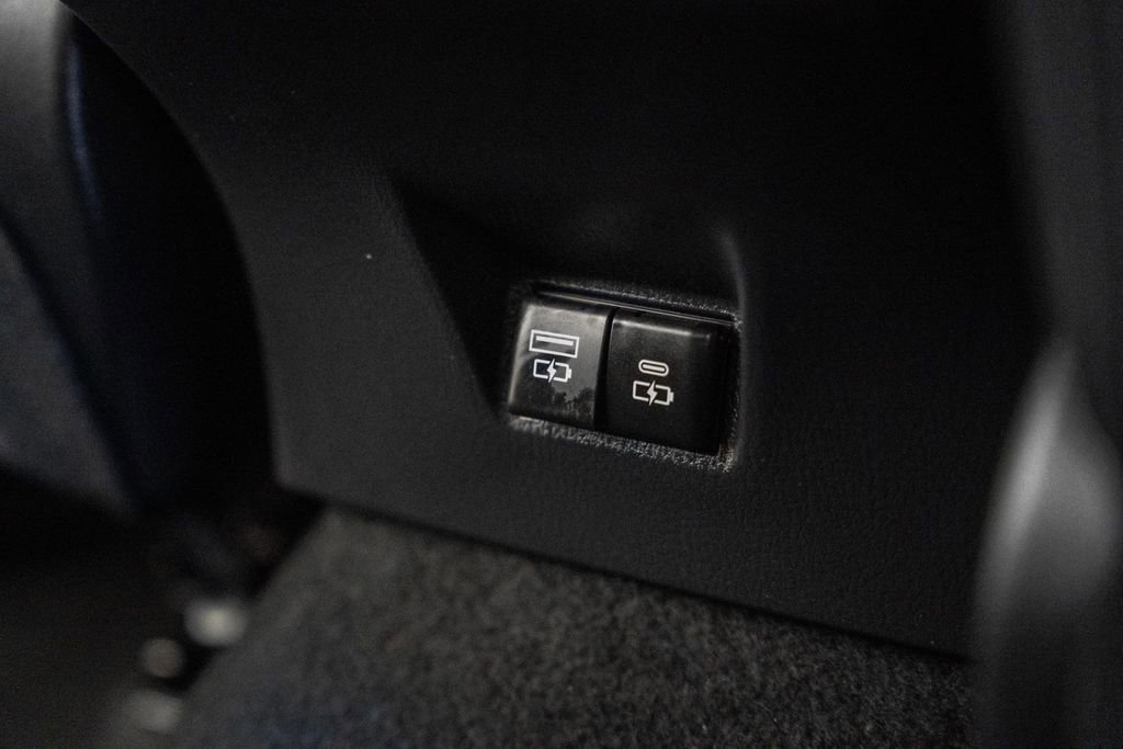 Used 2025 Toyota Camry SE image 31