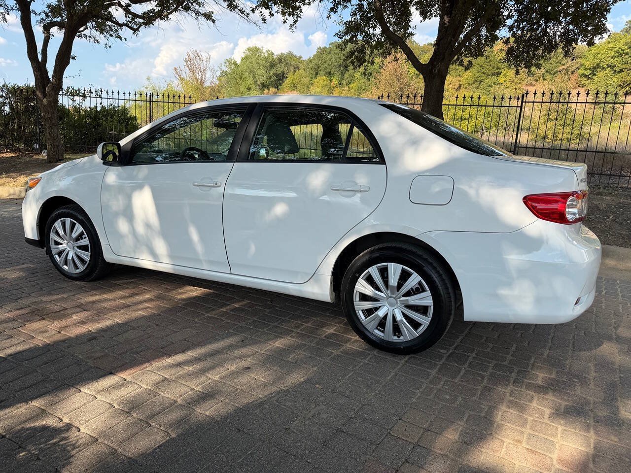Used 2012 Toyota Corolla LE FWD image 7