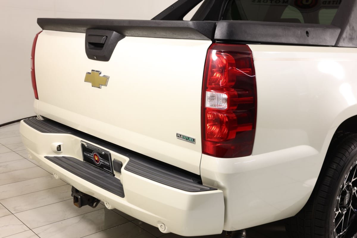 Used 2011 Chevrolet Avalanche LTZ AWD/4WD image 22
