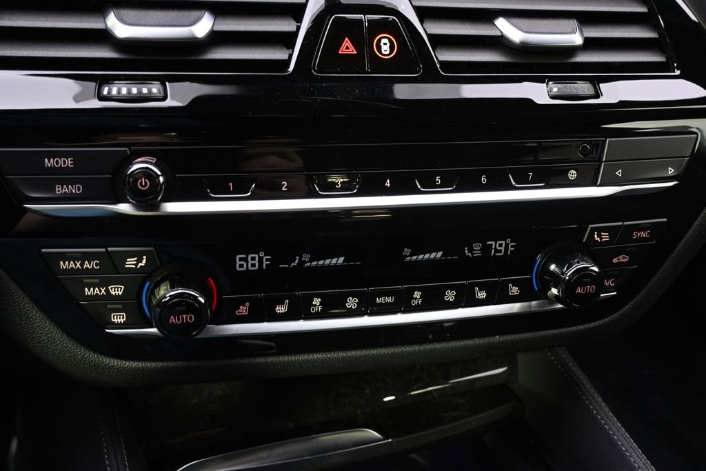 Used 2022 BMW M550i xDrive w/ Dynamic Handling Package image 30