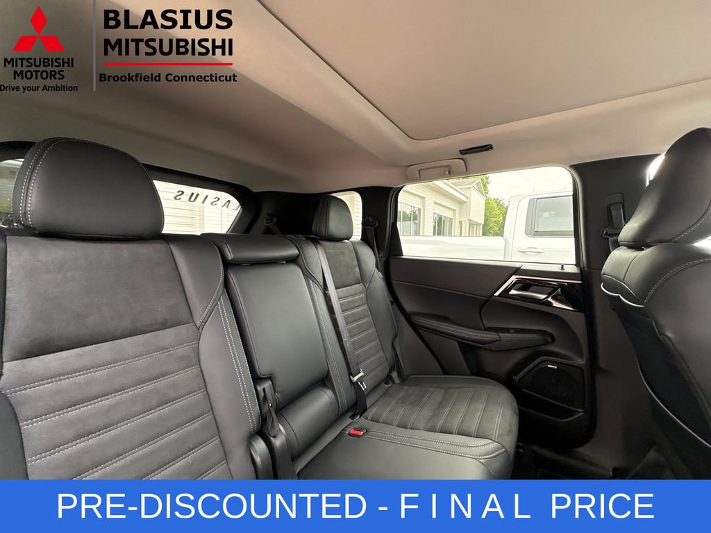 Used 2025 Mitsubishi Outlander AWD image 40