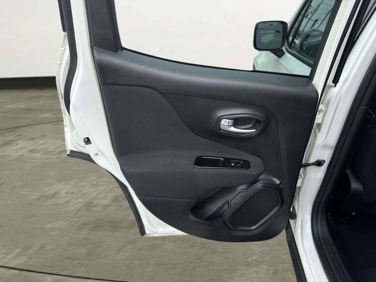 Used 2020 Jeep Renegade Latitude AWD/4WD image 12