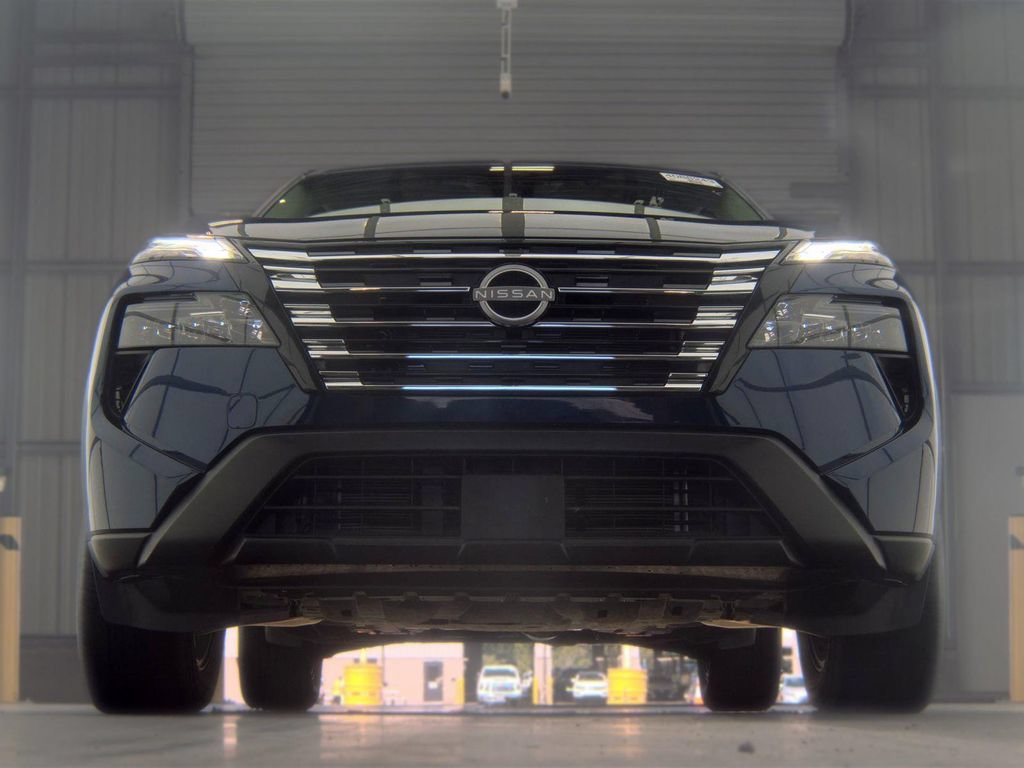 Certified 2025 Nissan Rogue SV FWD image 4