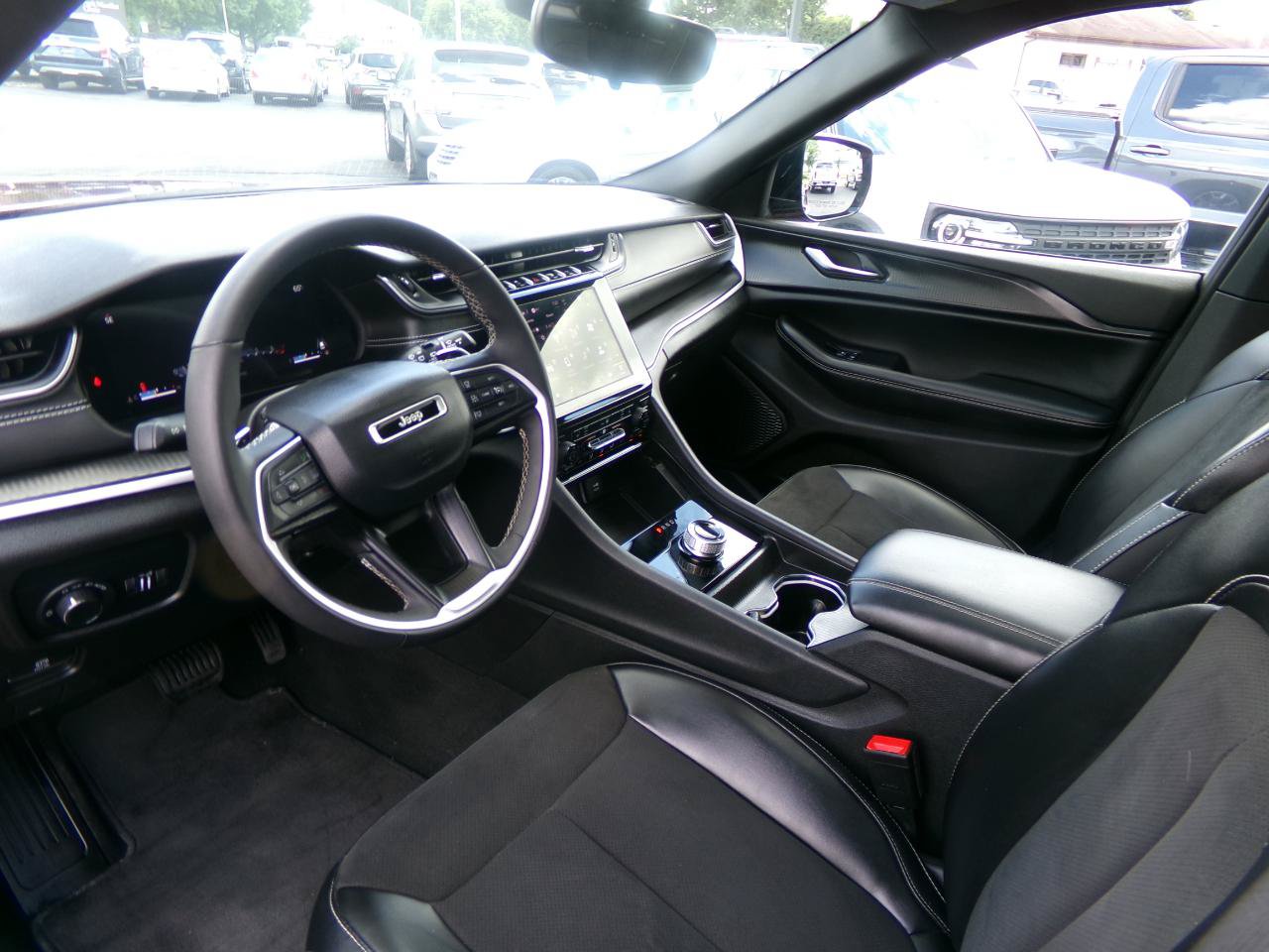 Used 2023 Jeep Grand Cherokee Altitude AWD/4WD image 13