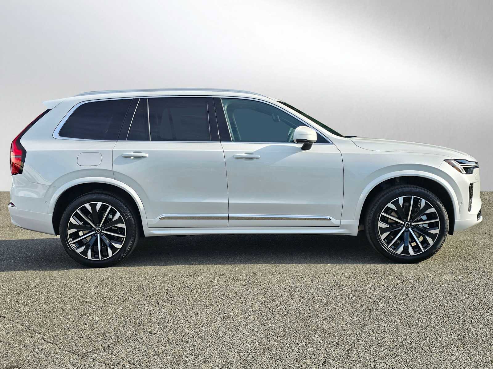New 2026 Volvo XC90 B6 Plus w/ Protection Package Premier image 8