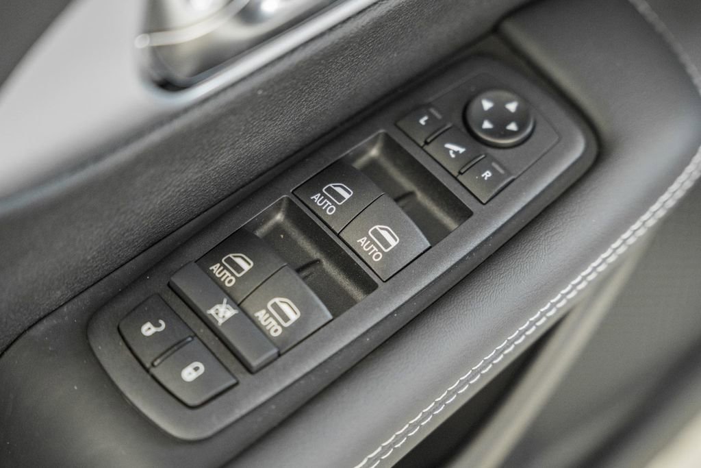 New 2026 Chrysler Pacifica Limited w/ Uconnect Theater Family Group image 38