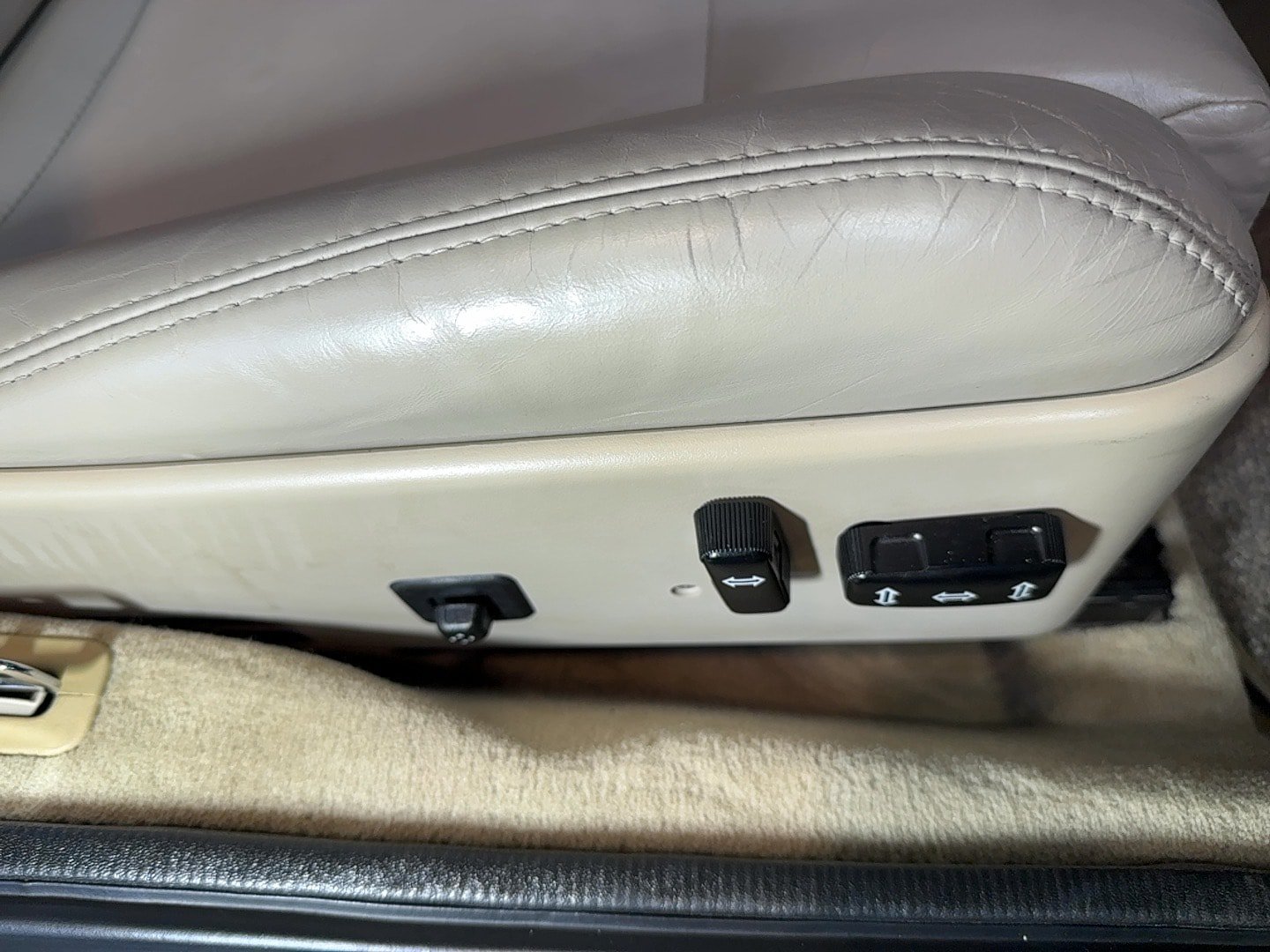 Used 1993 Cadillac Allante FWD image 65