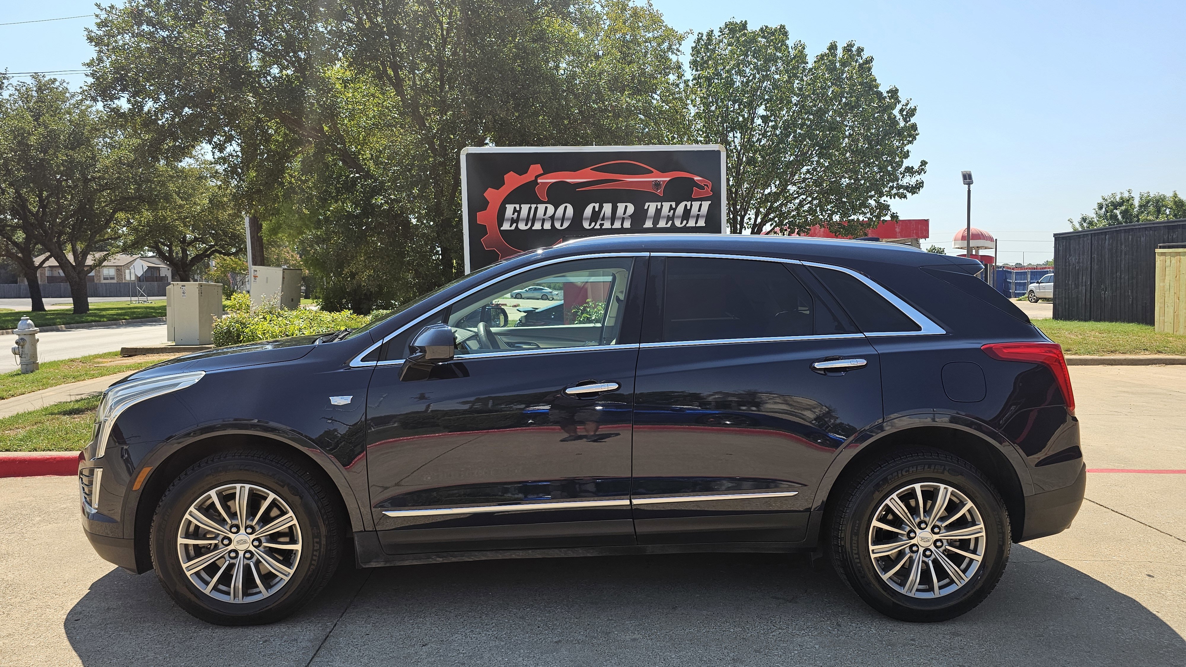 Used 2017 Cadillac XT5 Luxury w/ Driver Awareness Package FWD image 2