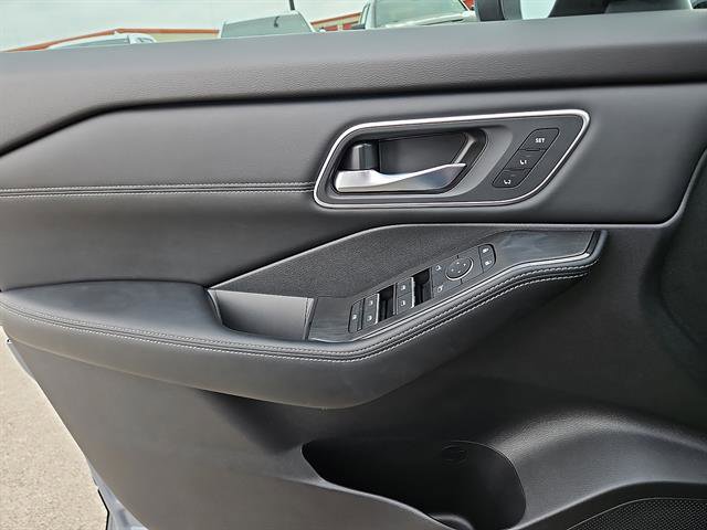 Used 2025 Nissan Rogue Platinum w/ Platinum Premium Package image 14