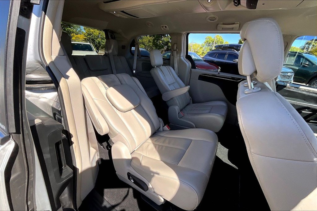 Used 2011 Chrysler Town & Country Limited FWD image 31