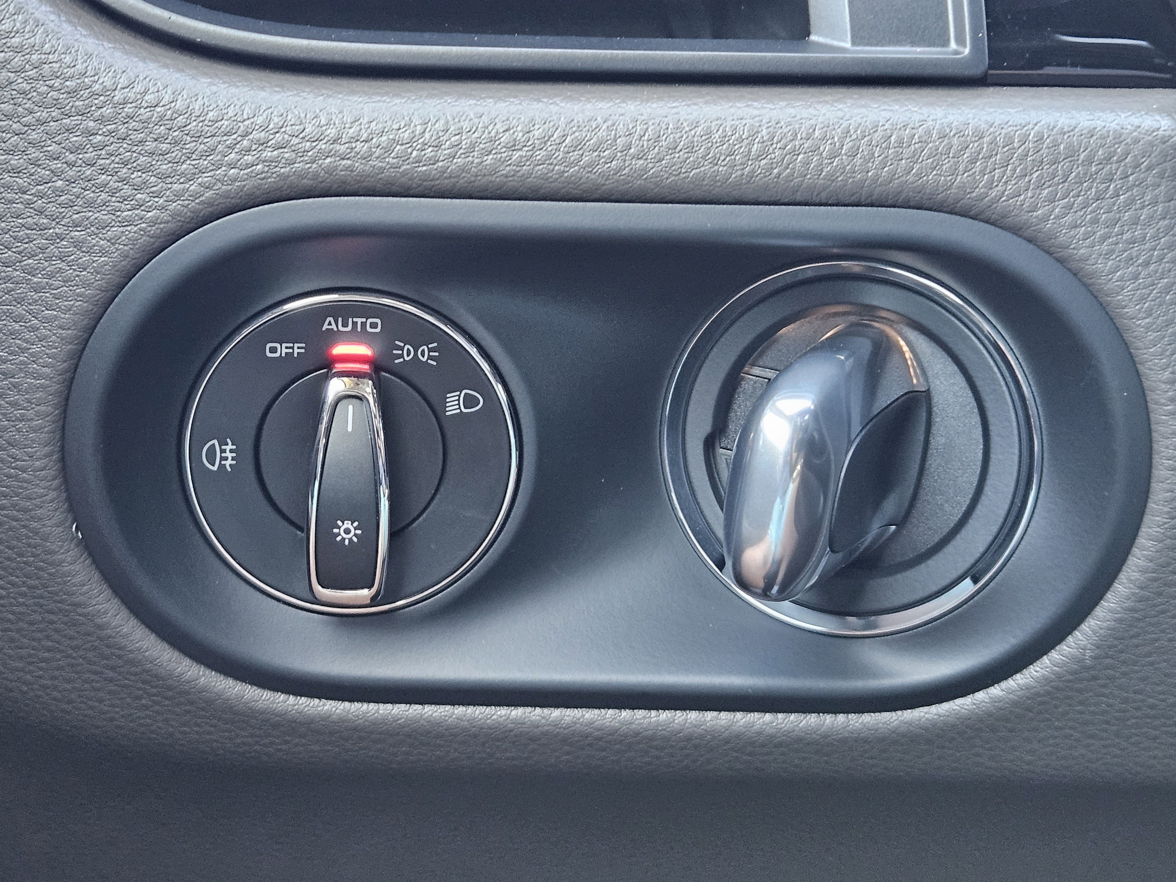 Certified 2025 Porsche Macan image 21