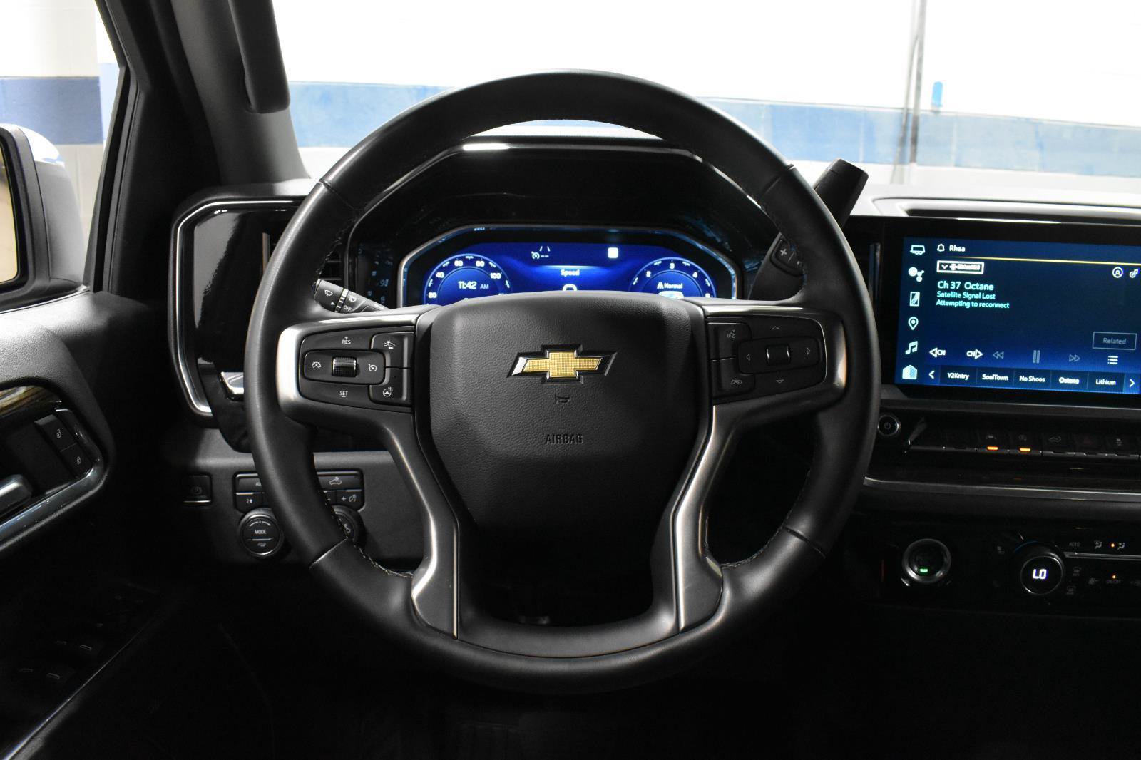 Used 2023 Chevrolet Silverado 1500 LT AWD/4WD image 10