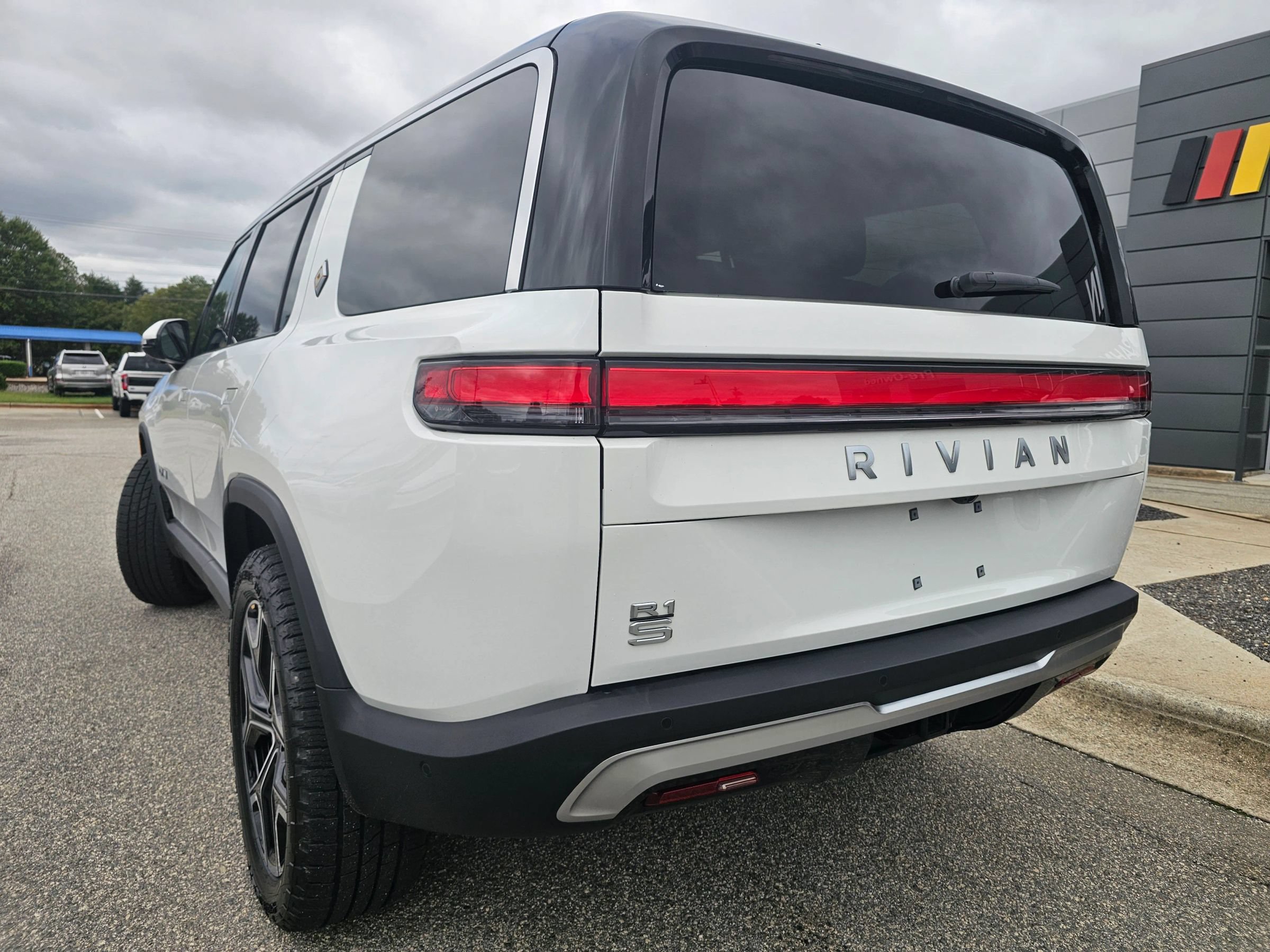 Used 2025 Rivian R1S Adventure Dual AWD/4WD image 3