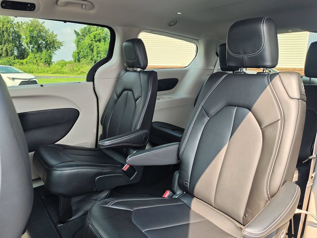 Used 2024 Chrysler Pacifica Touring-L FWD image 14