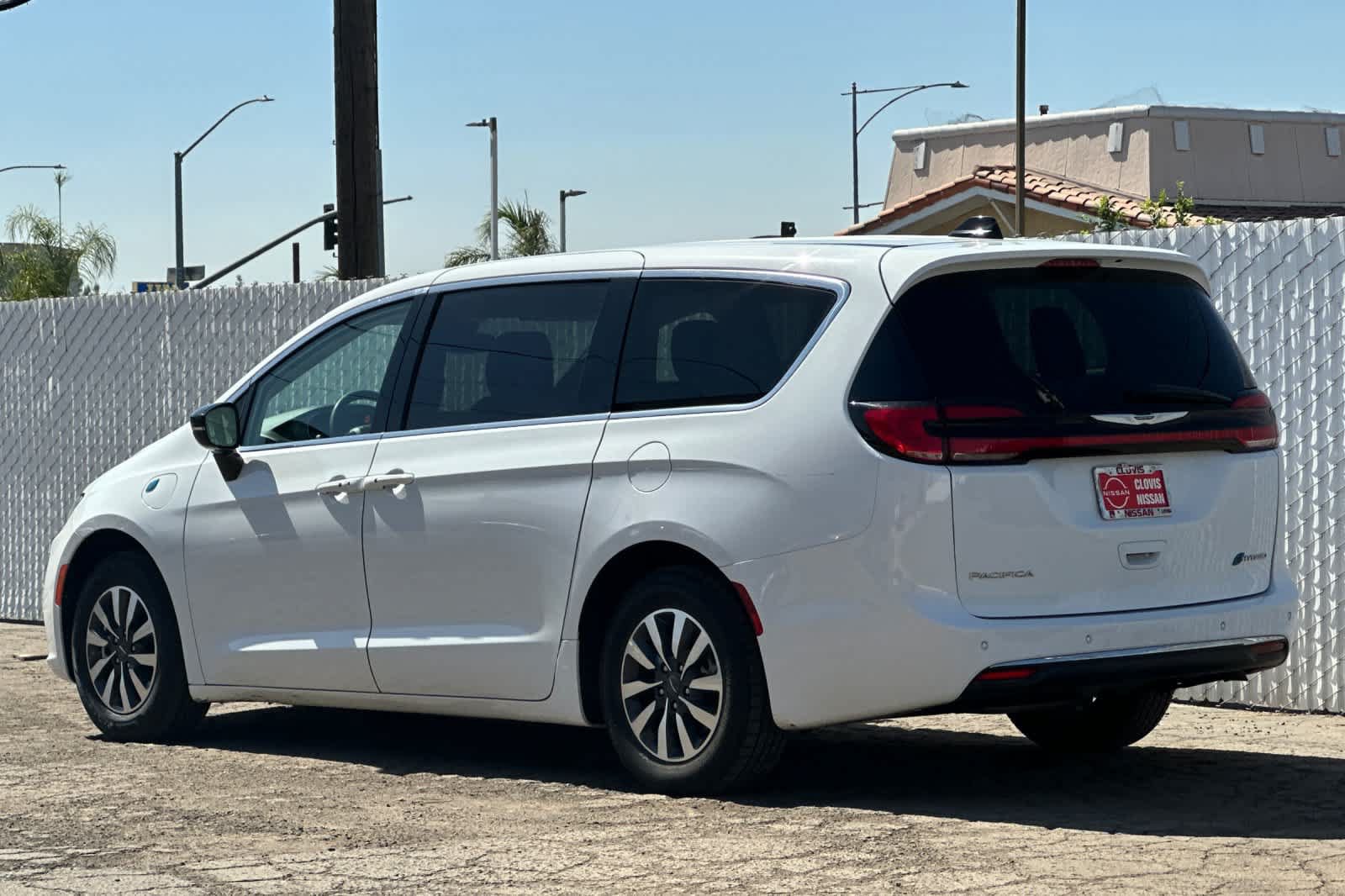 Used 2024 Chrysler Pacifica Limited FWD image 7