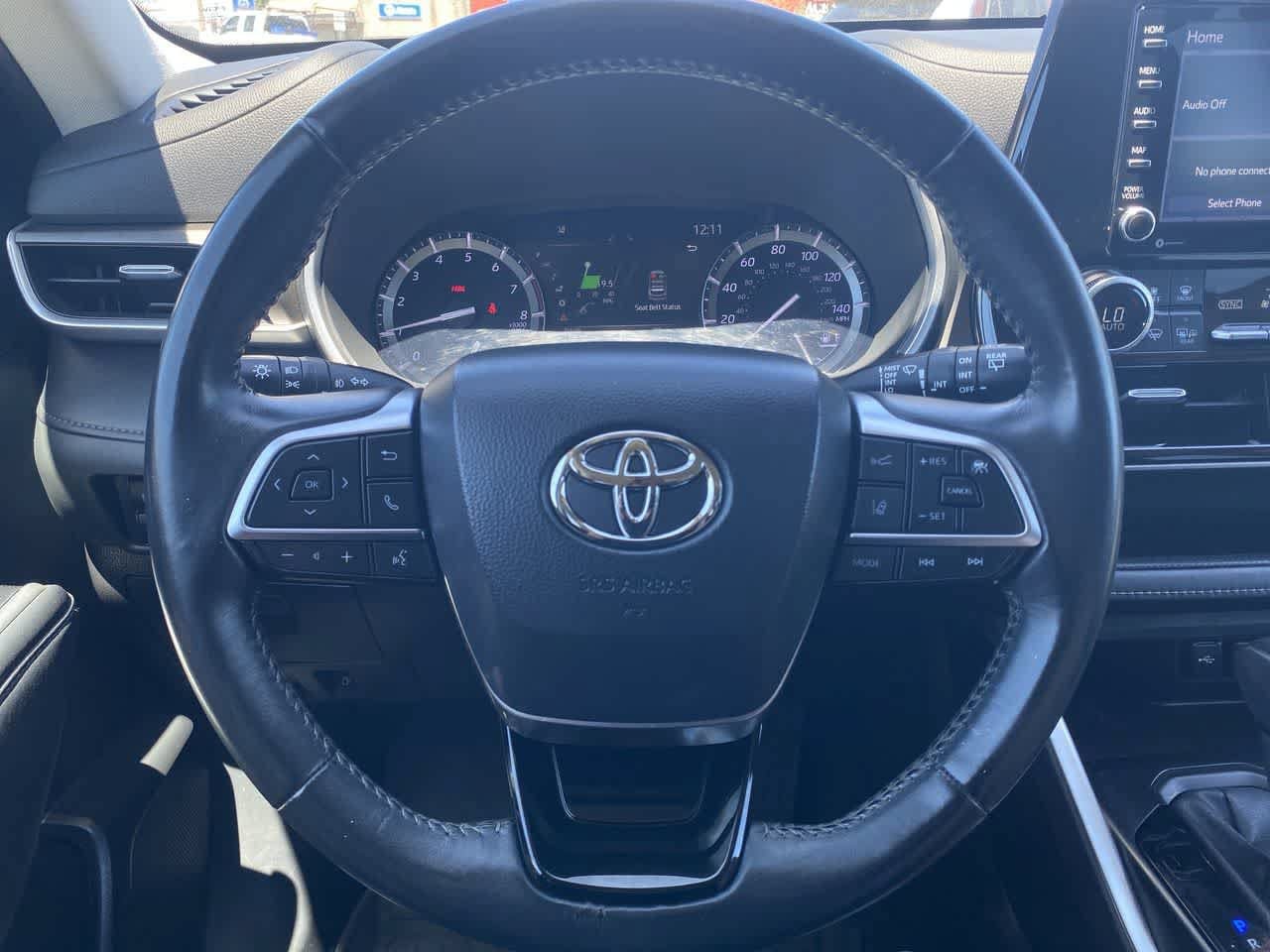 Used 2021 Toyota Highlander XLE AWD/4WD image 14