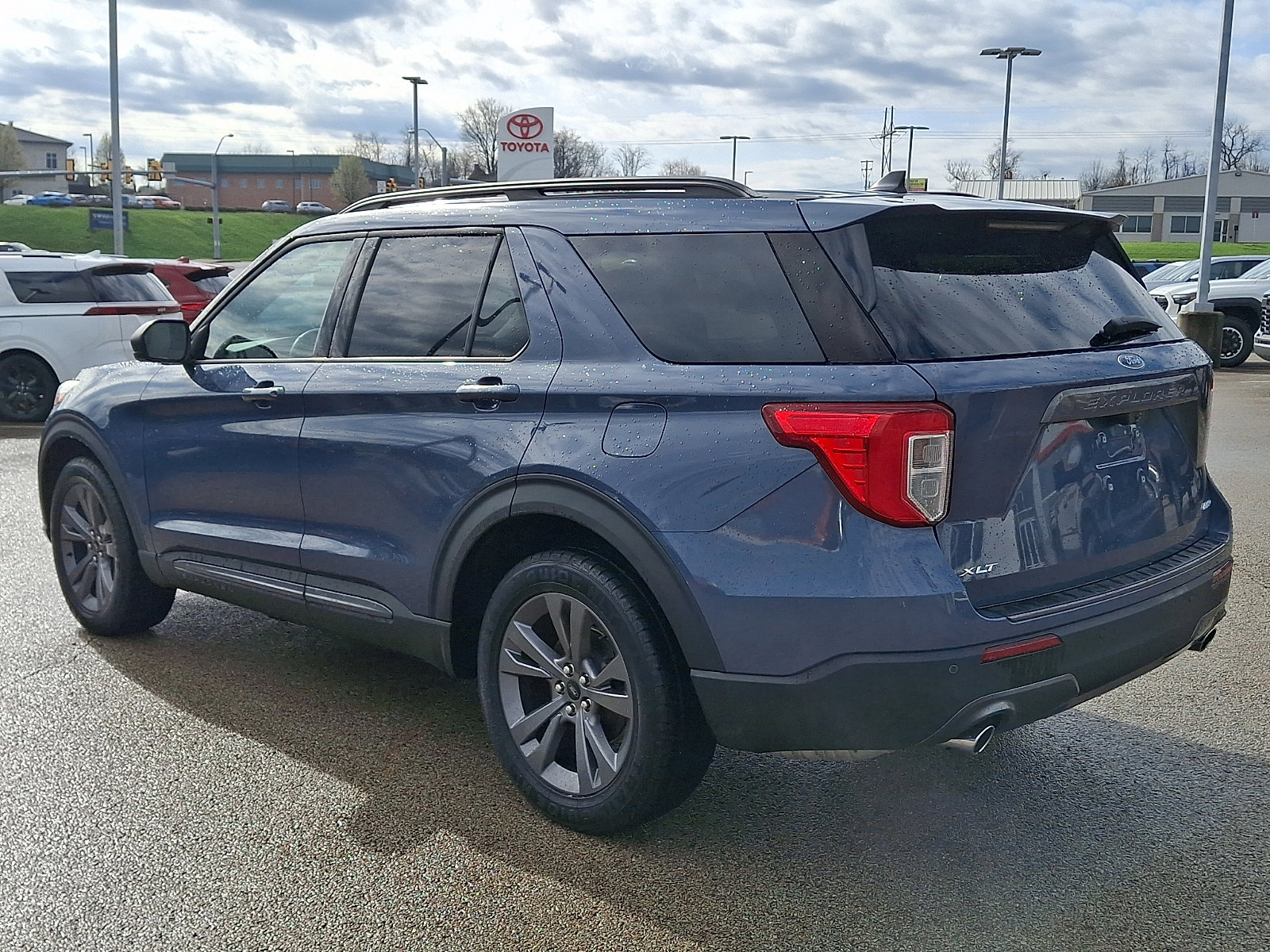 Used 2021 Ford Explorer XLT w/ Equipment Group 202A image 4