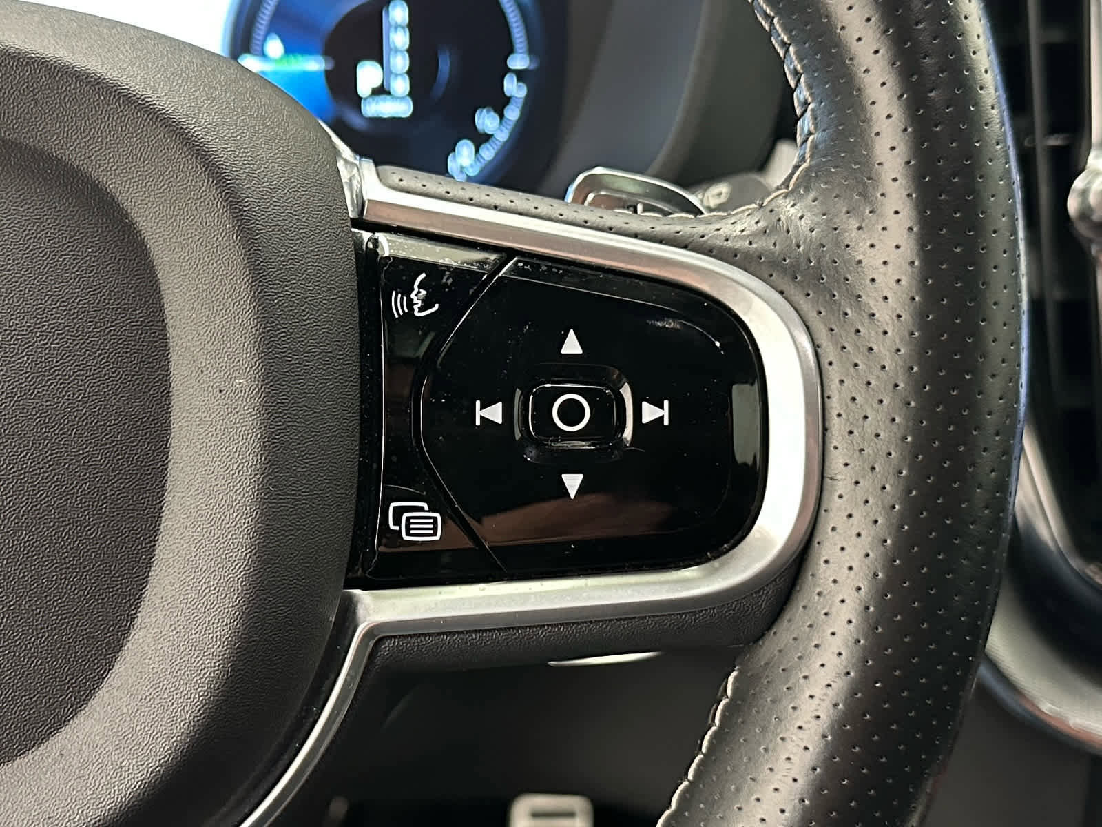 Used 2018 Volvo XC60 T8 R-Design w/ Convenience Package image 26