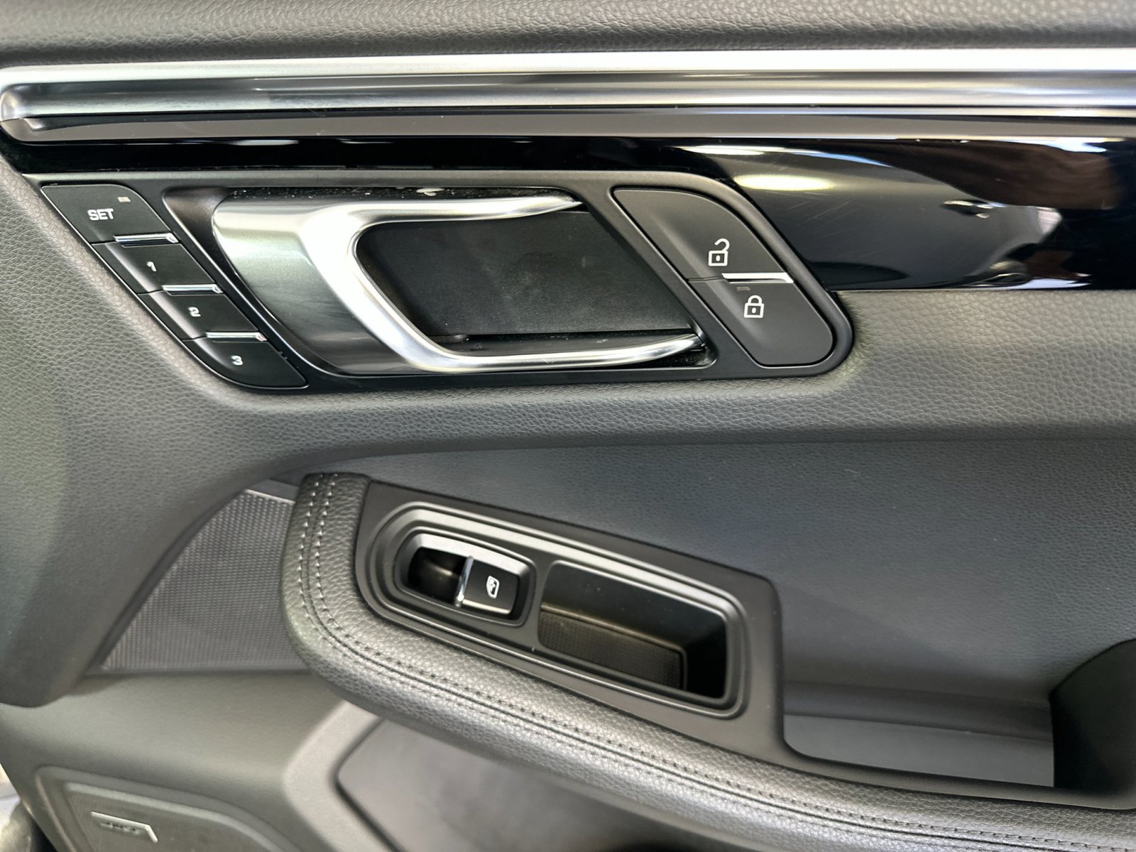Certified 2024 Porsche Macan AWD/4WD image 20