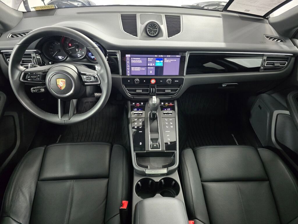 Certified 2025 Porsche Macan image 18