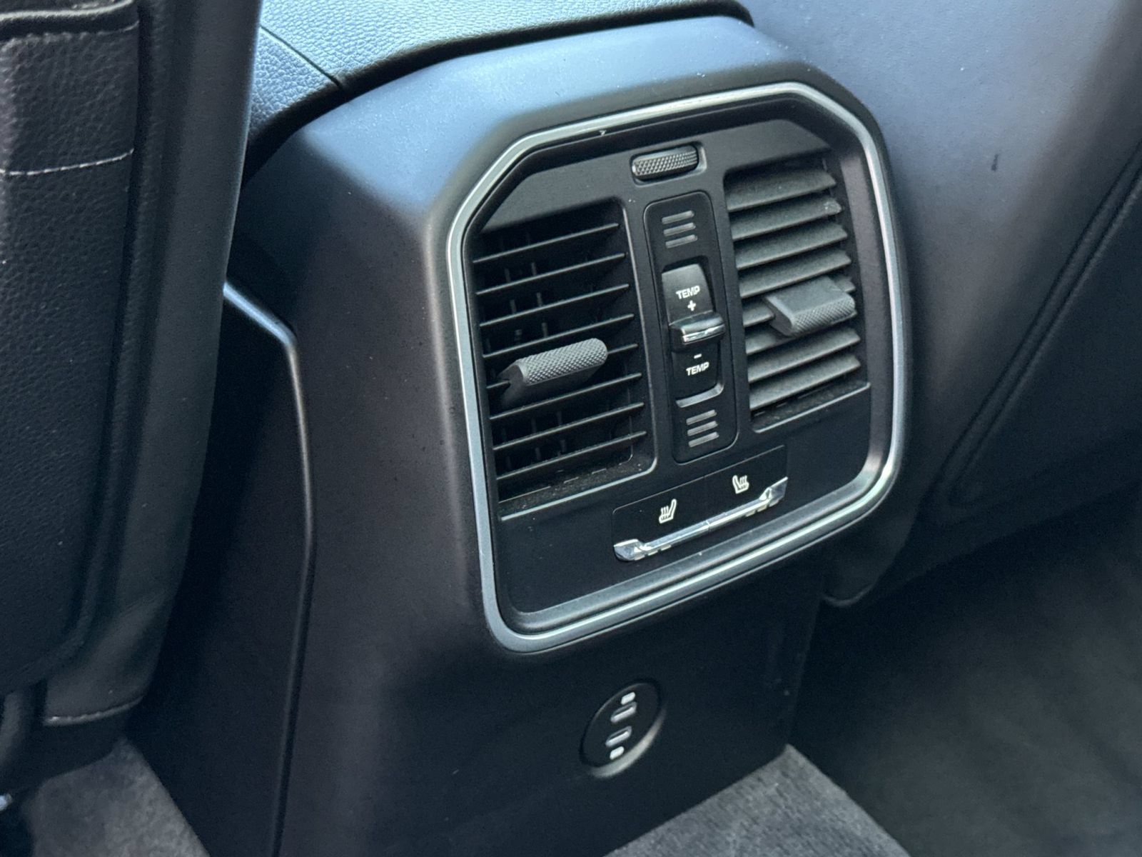 Certified 2022 Porsche Macan AWD/4WD image 15