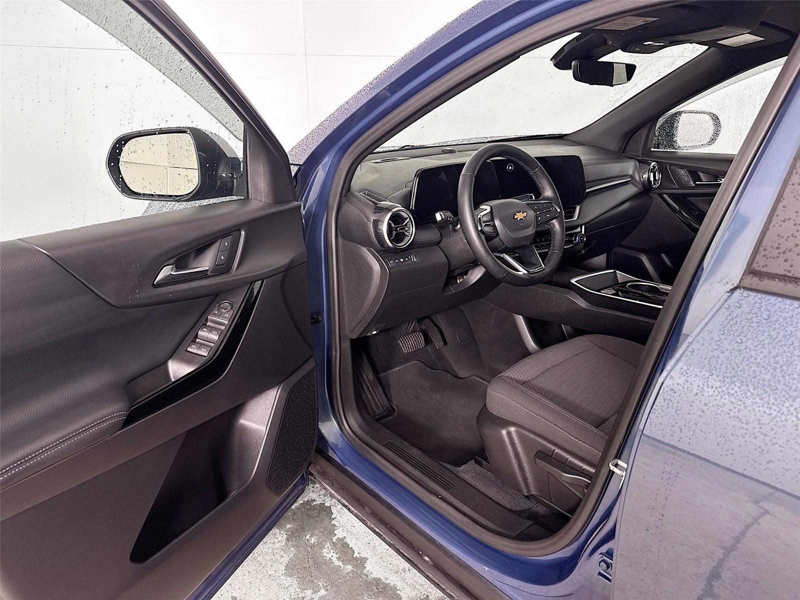 Used 2025 Chevrolet Equinox LT w/ Safety and Technology Package image 3