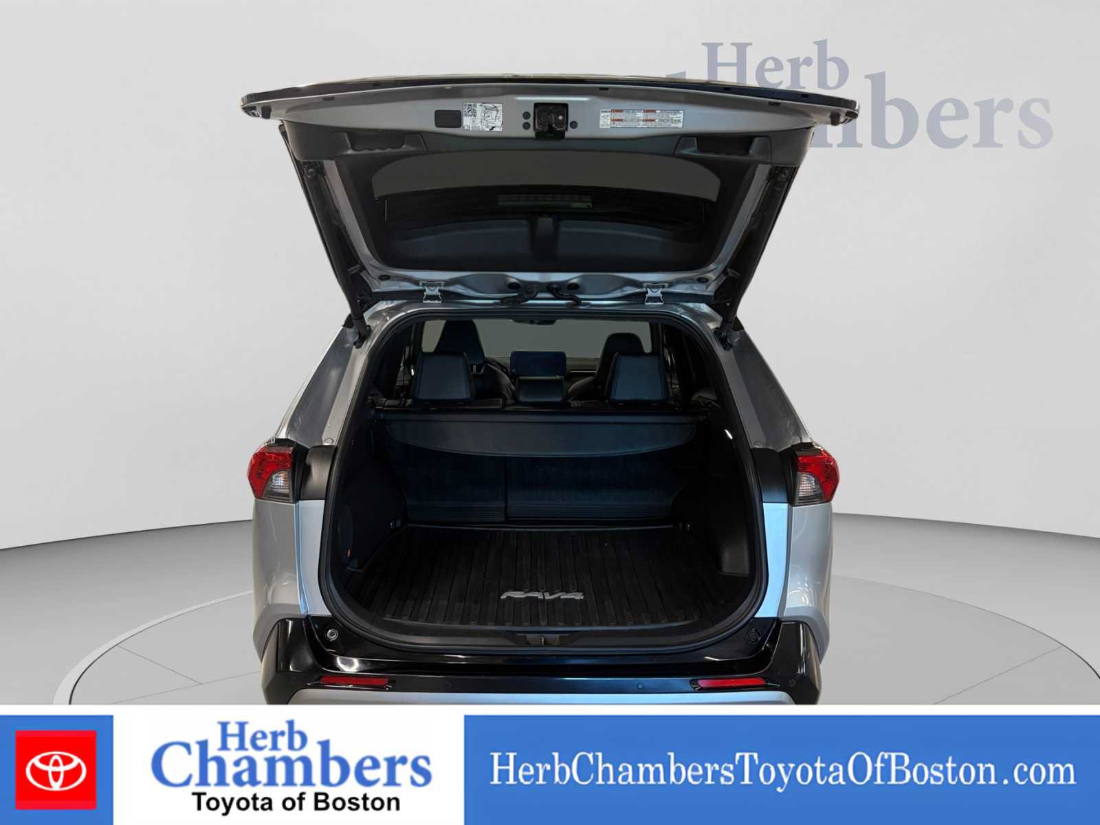 Used 2025 Toyota RAV4 XSE w/ Advanced Technology Package AWD/4WD image 4