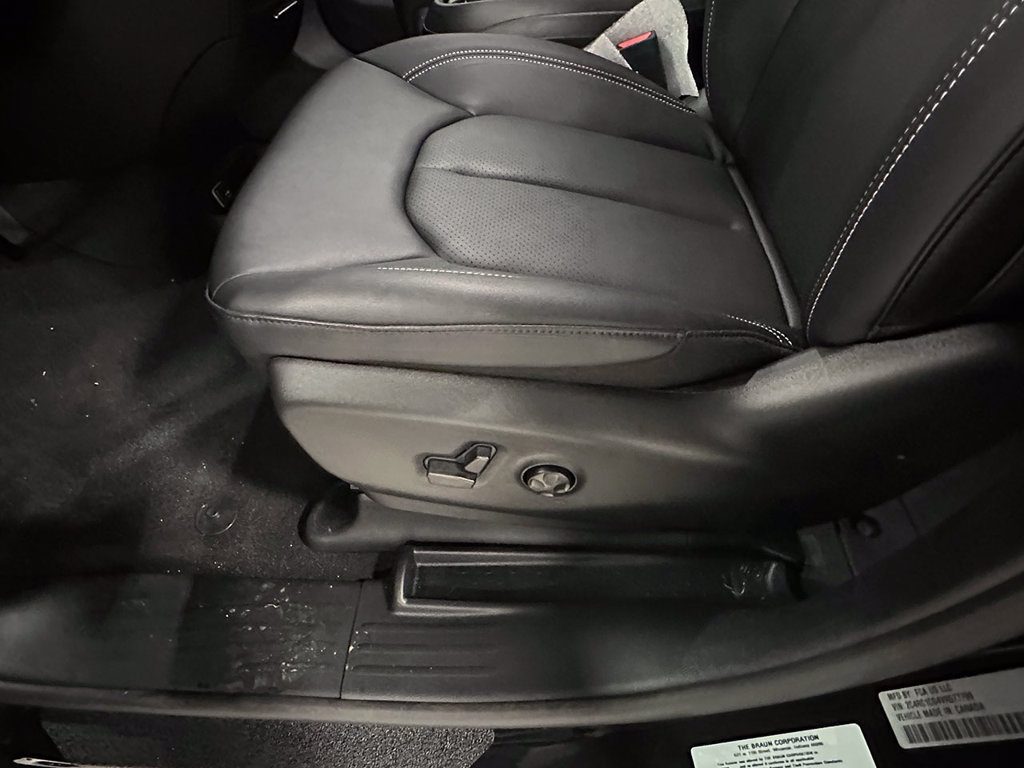 Used 2027 Chrysler Pacifica LX FWD image 22