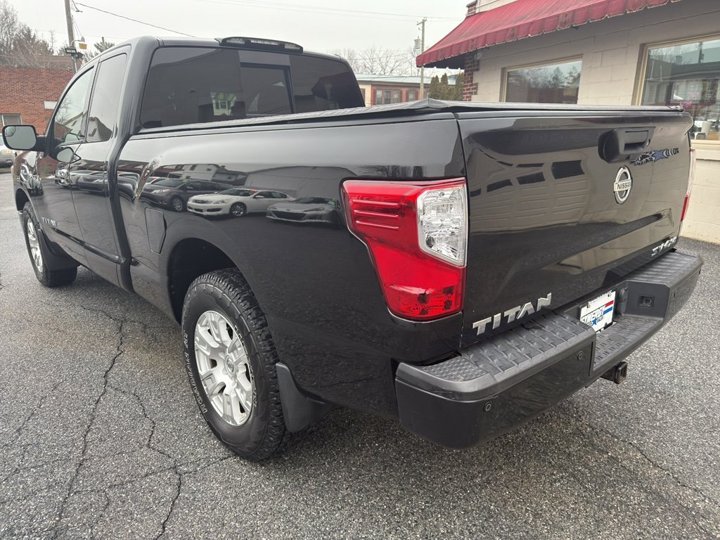 Used 2017 Nissan Titan SV image 3