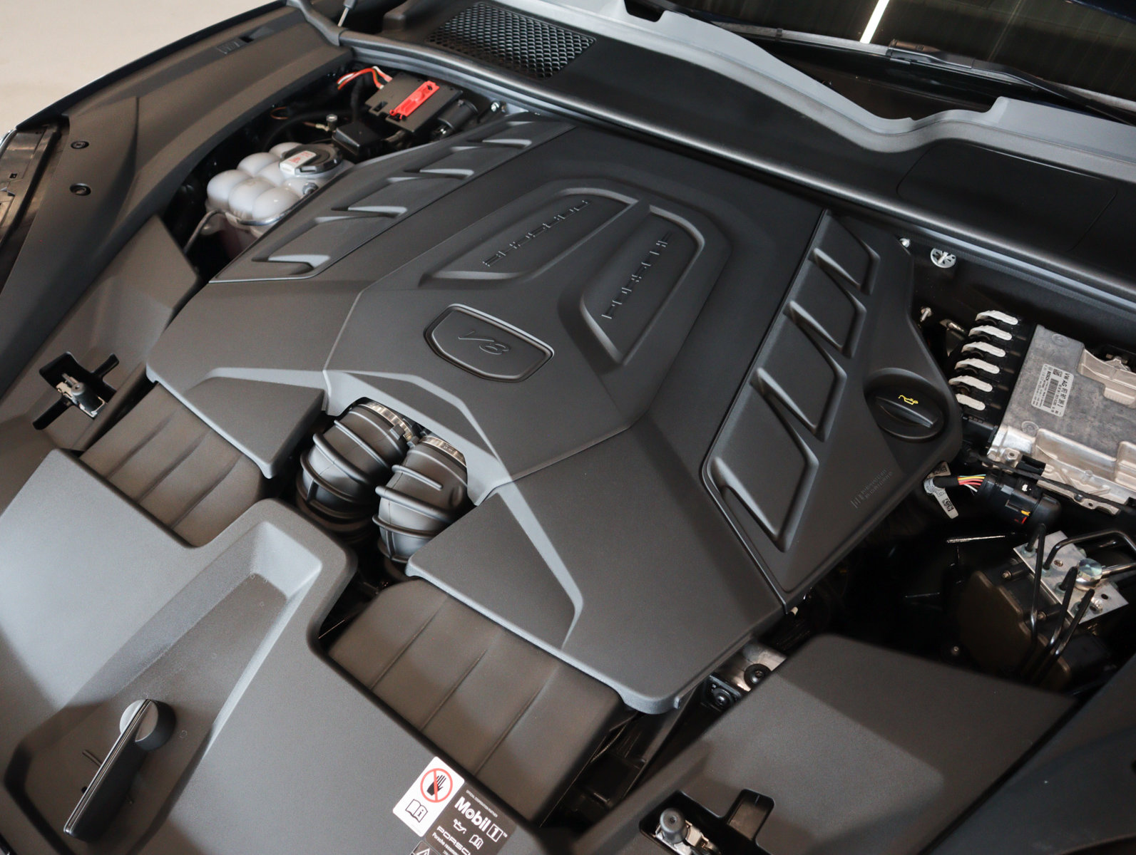 Used 2025 Porsche Cayenne S image 28