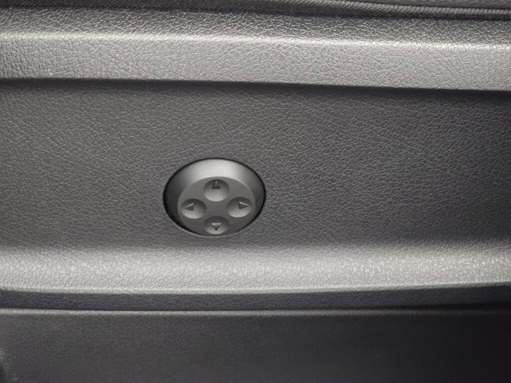 Used 2025 Mercedes-Benz GLB 250 4MATIC image 35