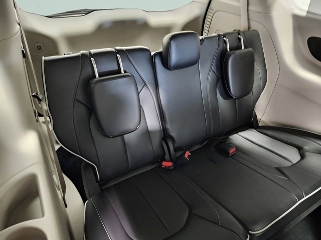 Used 2022 Chrysler Pacifica Limited AWD/4WD image 18
