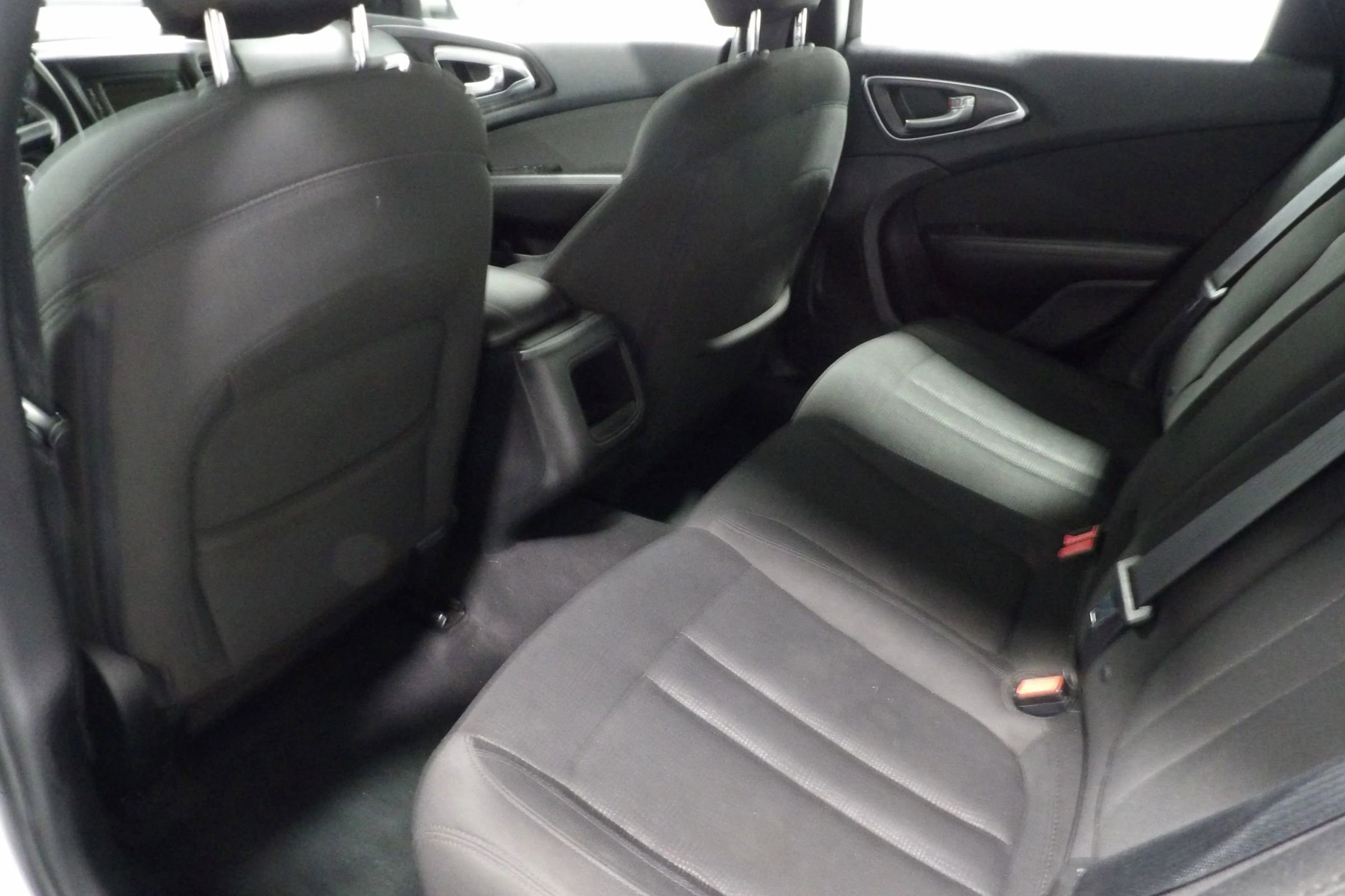 Used 2016 Chrysler 200 Limited w/ Convenience Group FWD image 9