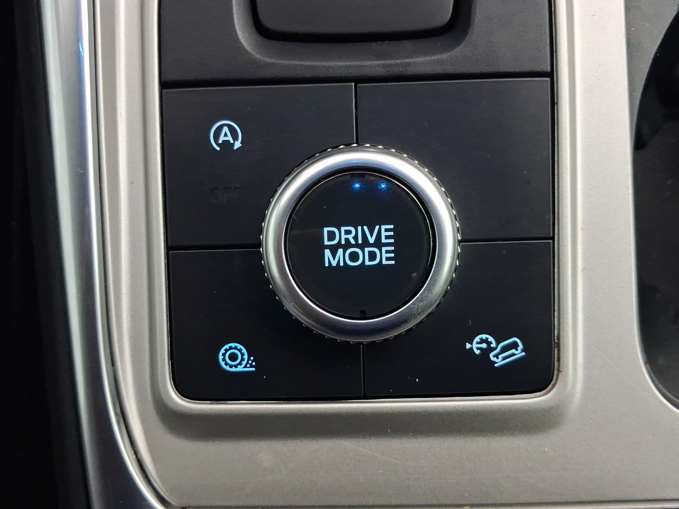 Used 2024 Ford Explorer XLT w/ Equipment Group 202A AWD/4WD image 17