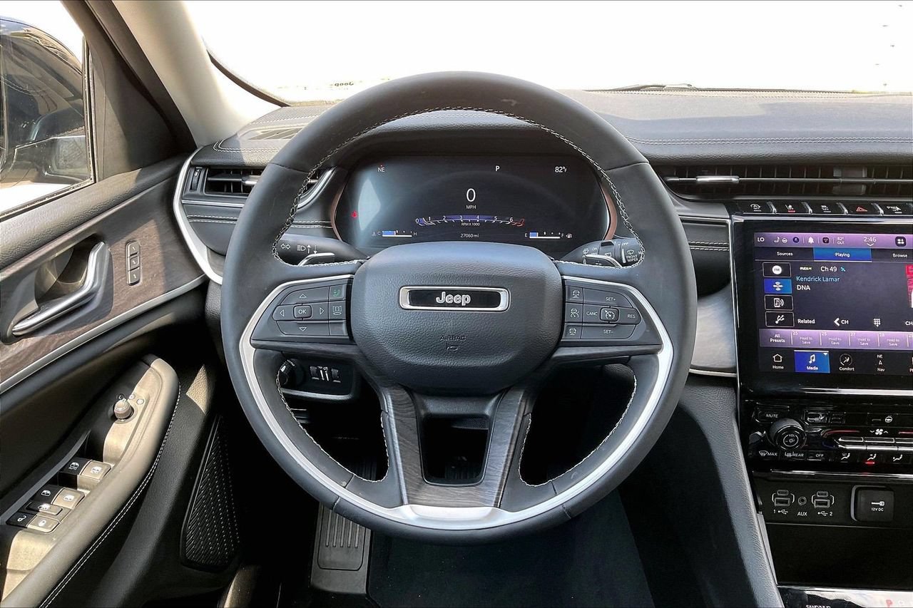 Certified 2023 Jeep Grand Cherokee Limited w/ Black Appearance Package AWD/4WD image 9