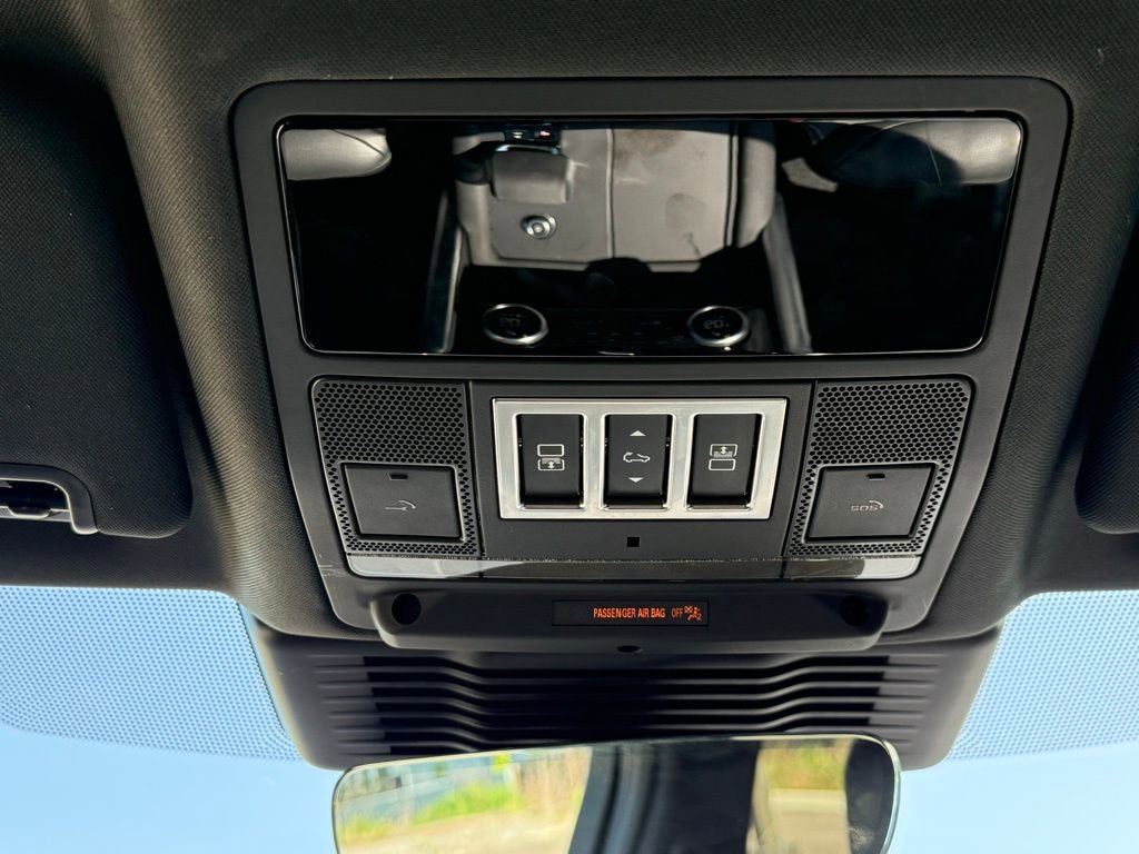 Used 2025 Land Rover Discovery S AWD/4WD image 26