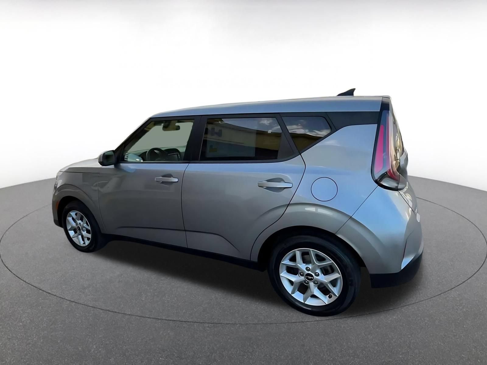 Used 2025 Kia Soul LX w/ LX Technology Package FWD image 9