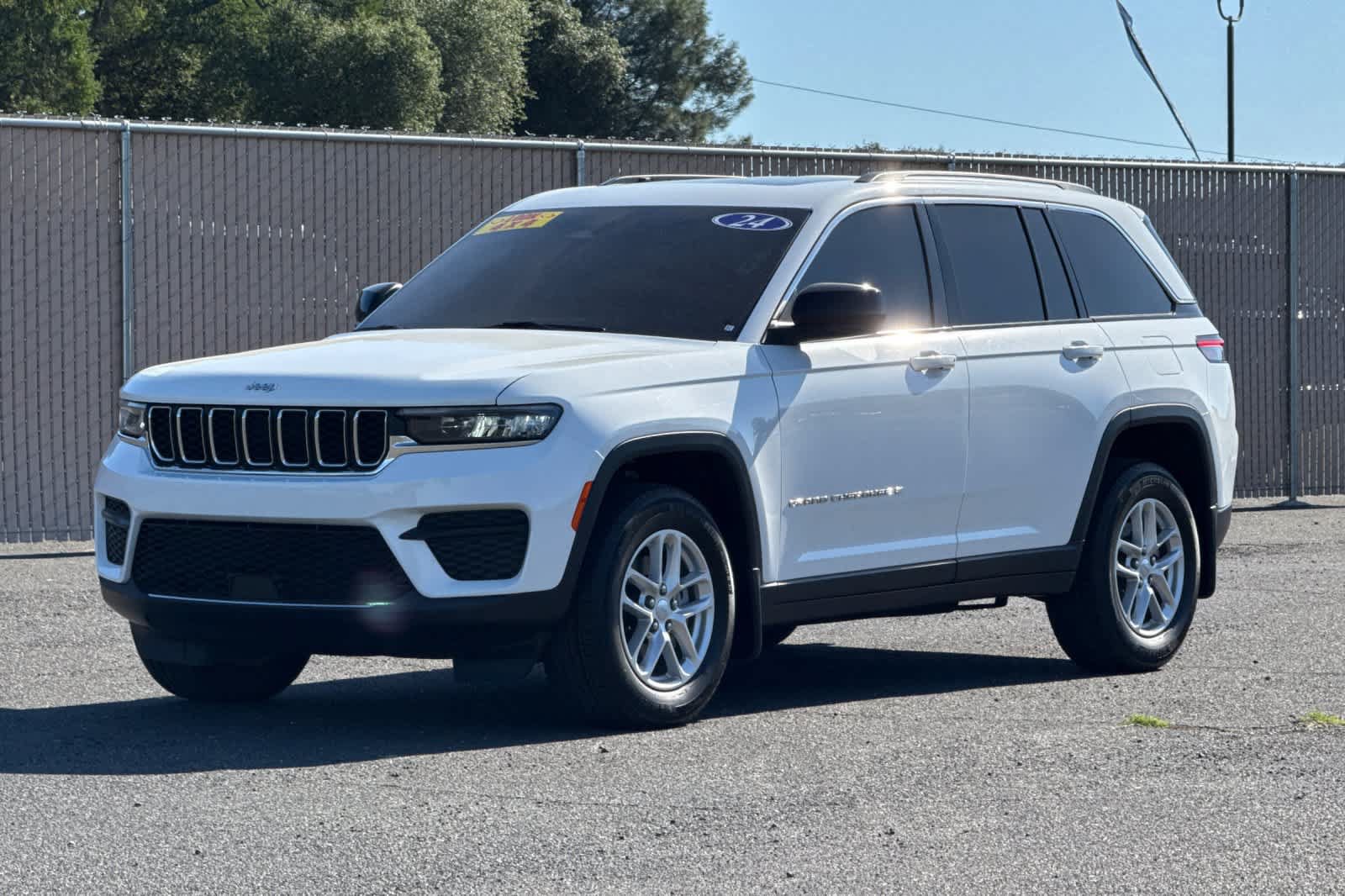 Used 2024 Jeep Grand Cherokee Laredo X AWD/4WD image 8