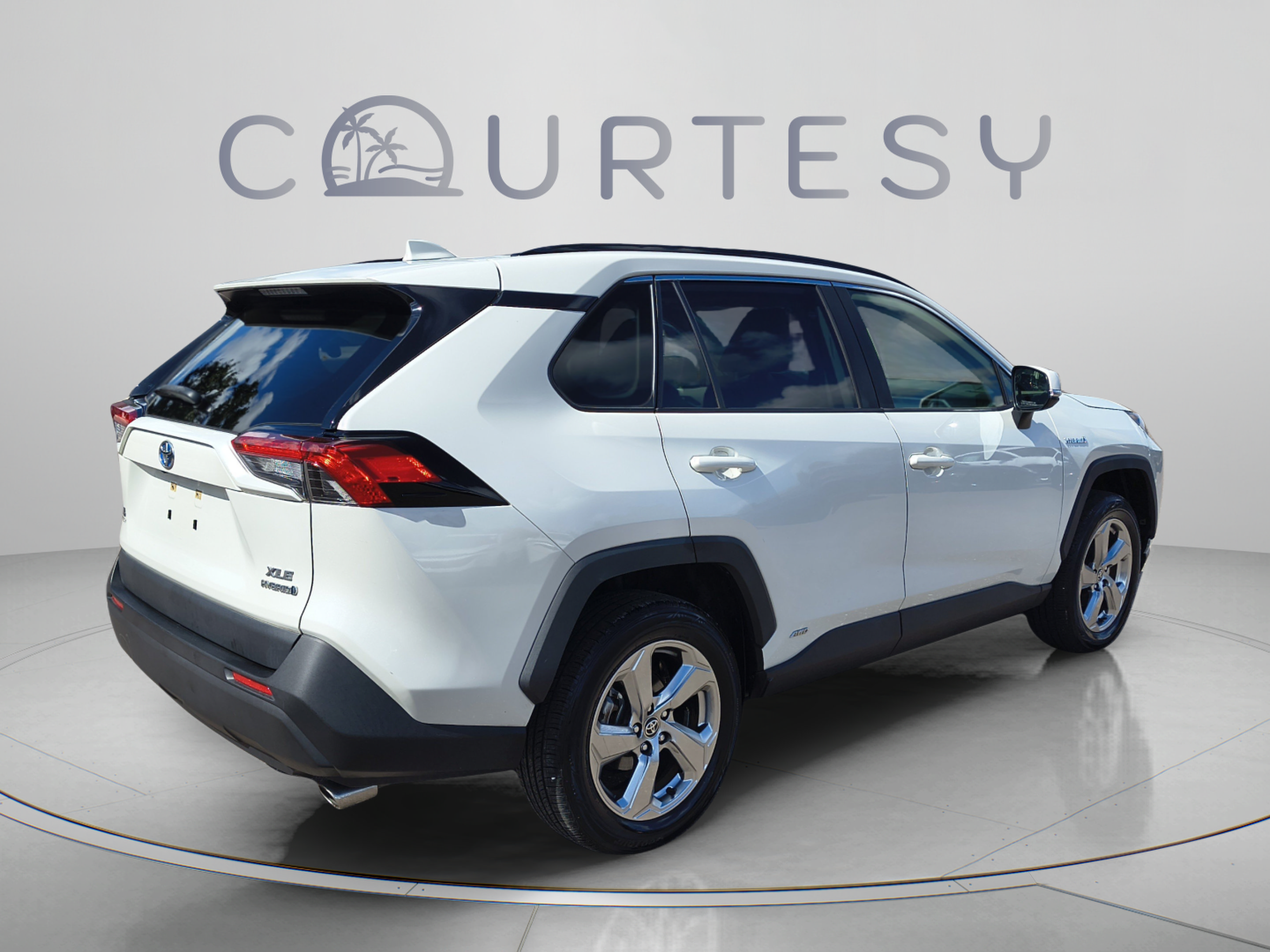 Used 2021 Toyota RAV4 XLE Premium AWD/4WD image 5