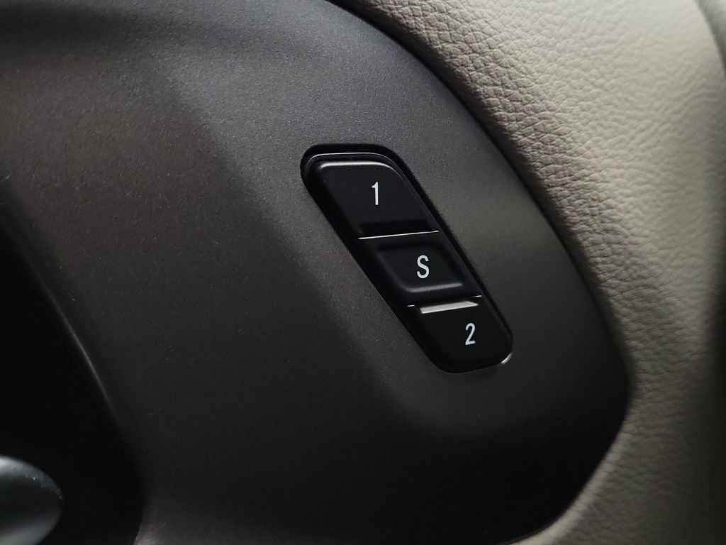Used 2023 Chrysler Pacifica Touring-L FWD image 16