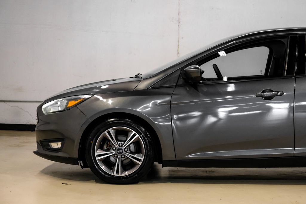 Used 2018 Ford Focus SE w/ SE Appearance Package FWD image 12