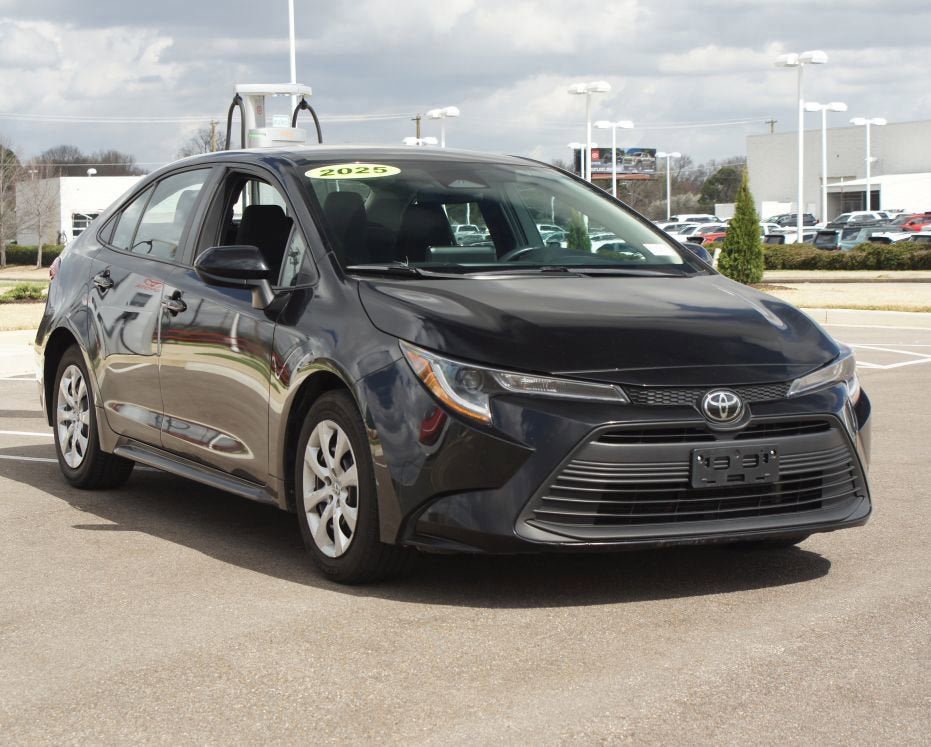 Used 2023 Toyota Corolla LE image 2