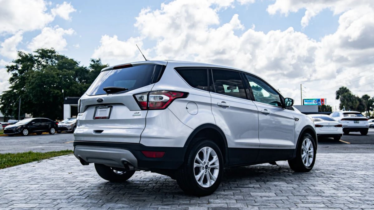 Used 2017 Ford Escape SE FWD image 8