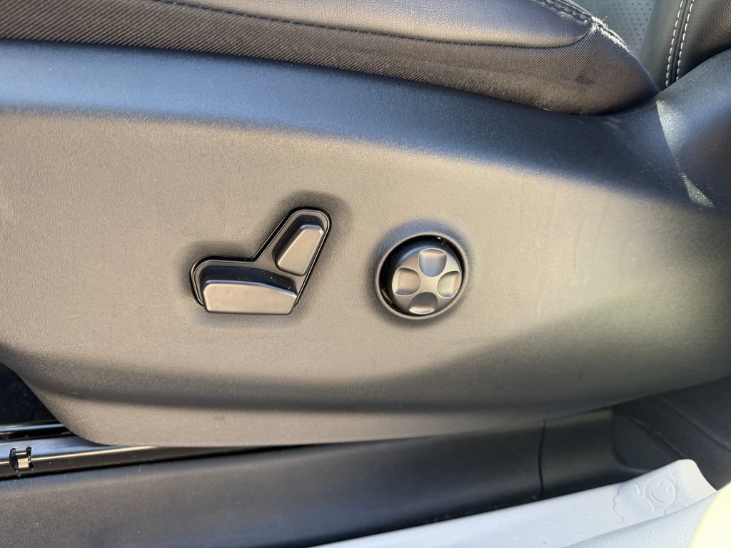 Used 2024 Chrysler Pacifica Touring-L FWD image 17