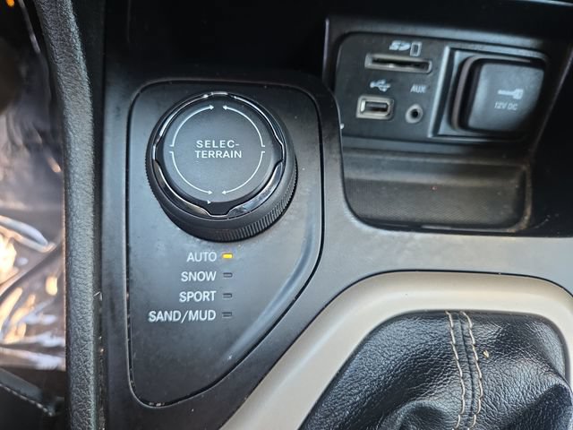 Used 2015 Jeep Cherokee Limited w/ Technology Group AWD/4WD image 27