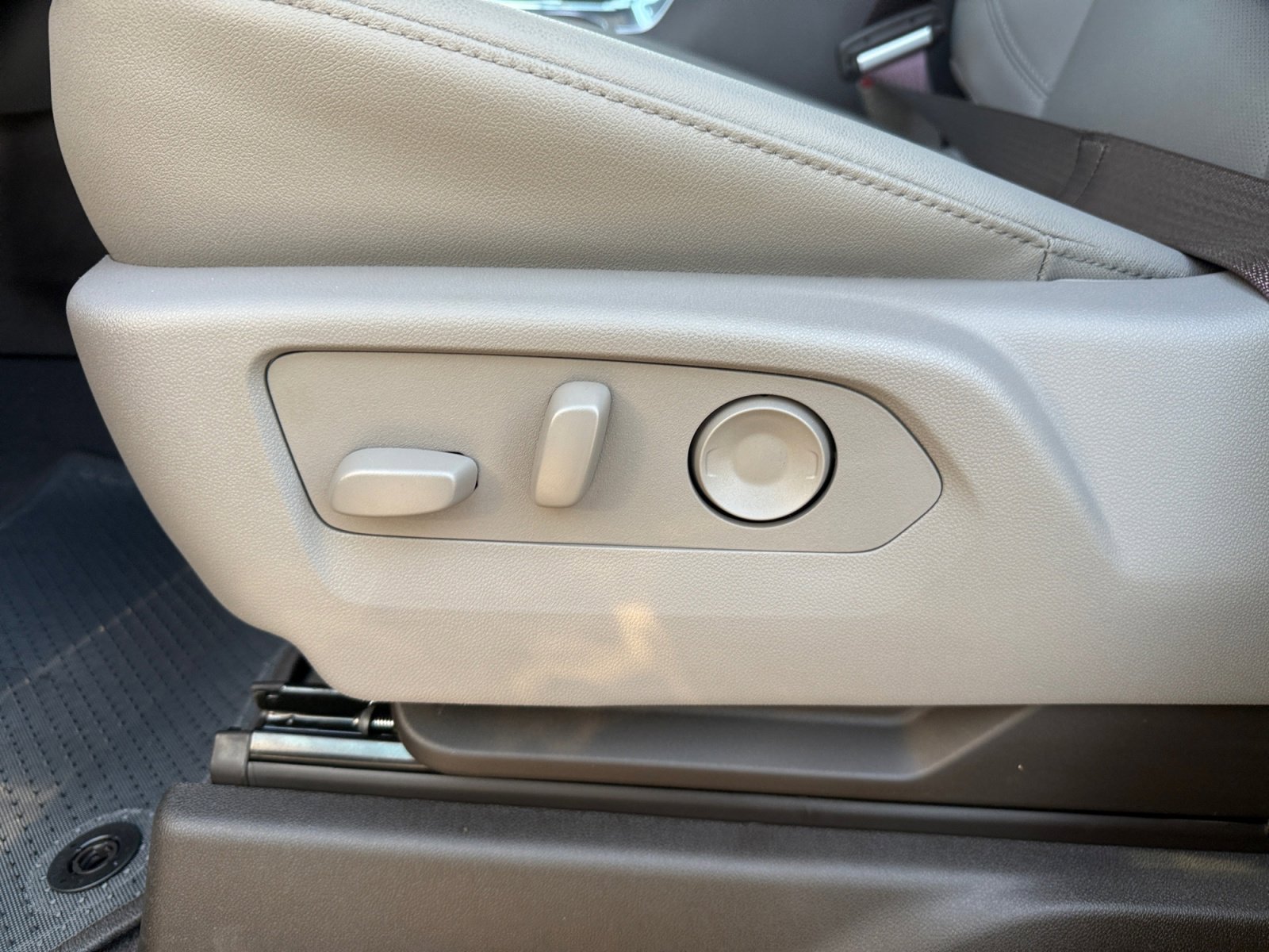 New 2026 GMC Sierra 3500 SLT w/ SLT Convenience Package image 26