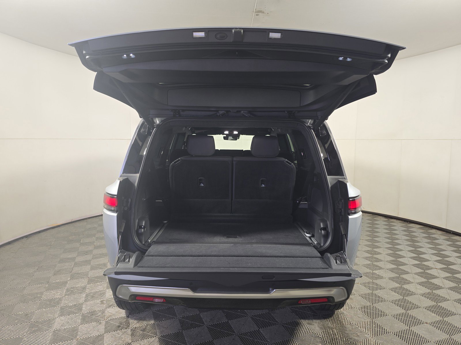 Used 2023 Rivian R1S Adventure AWD/4WD image 15